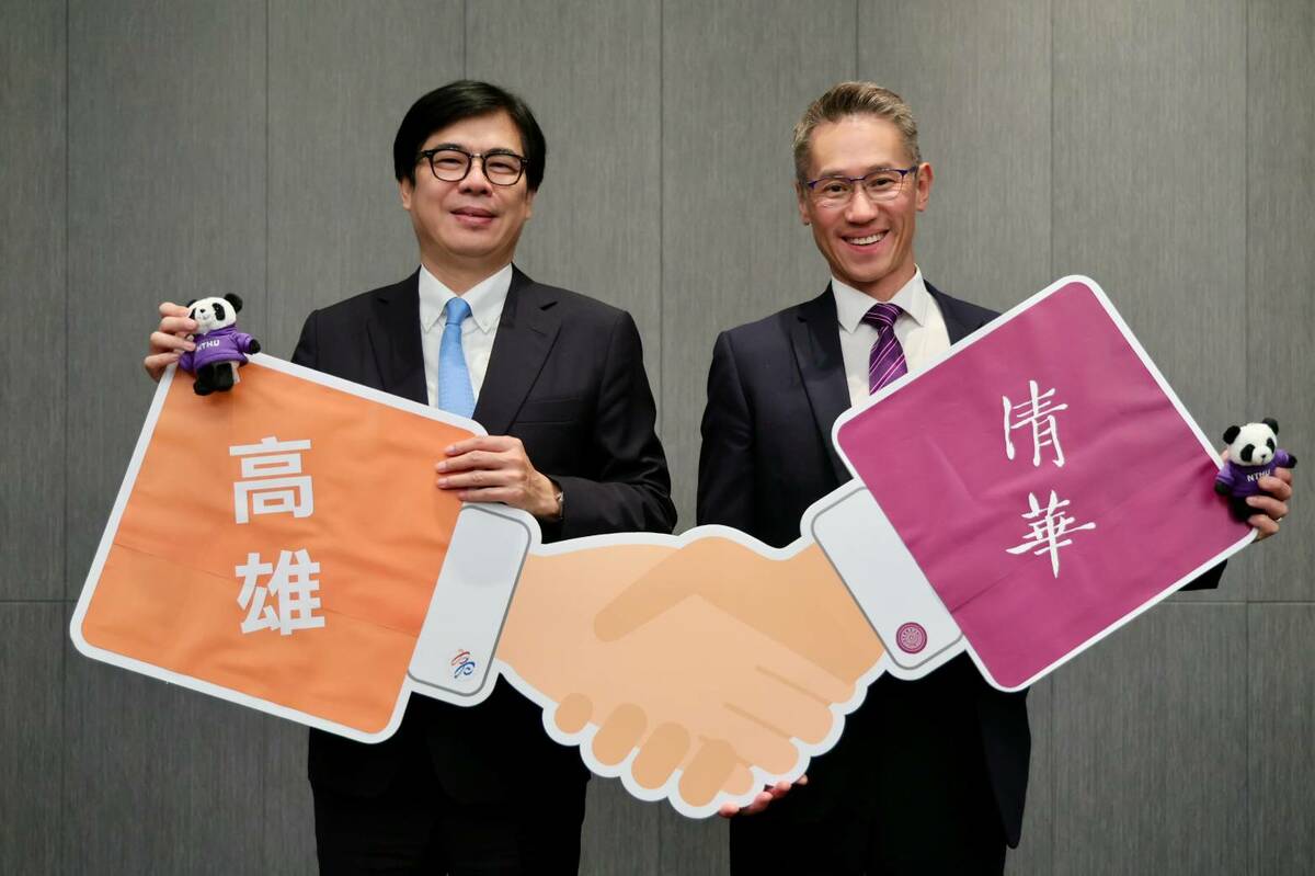 陳其邁(左)與高為元(右)歡慶清大高雄校區計畫正式通過。 圖：高雄市經發局/提供