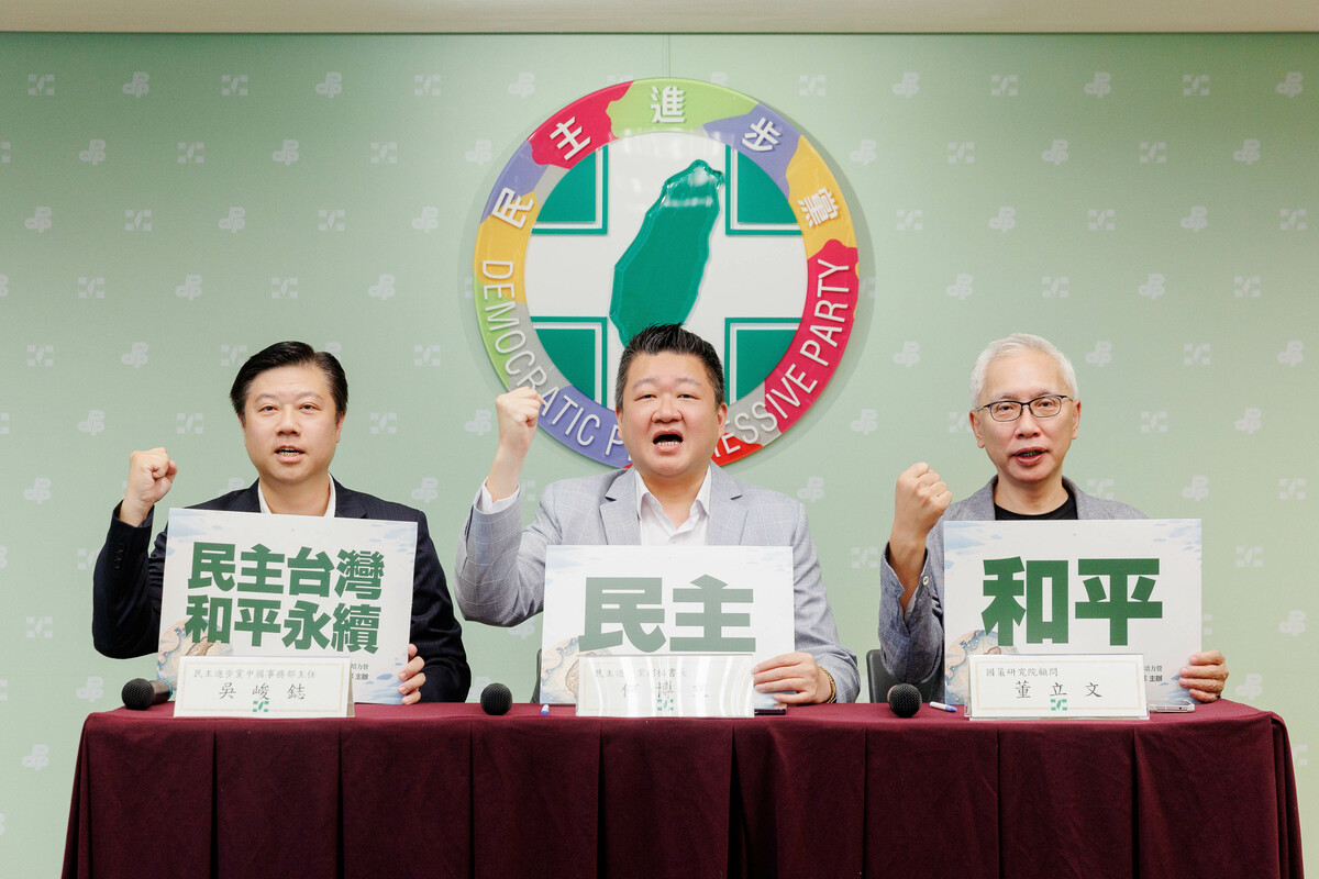 民進黨舉行「2024新生代國家安全培力營」啟動記者會，吳峻鋕（左起）、何博文、董立文出席。 圖：民進黨提供