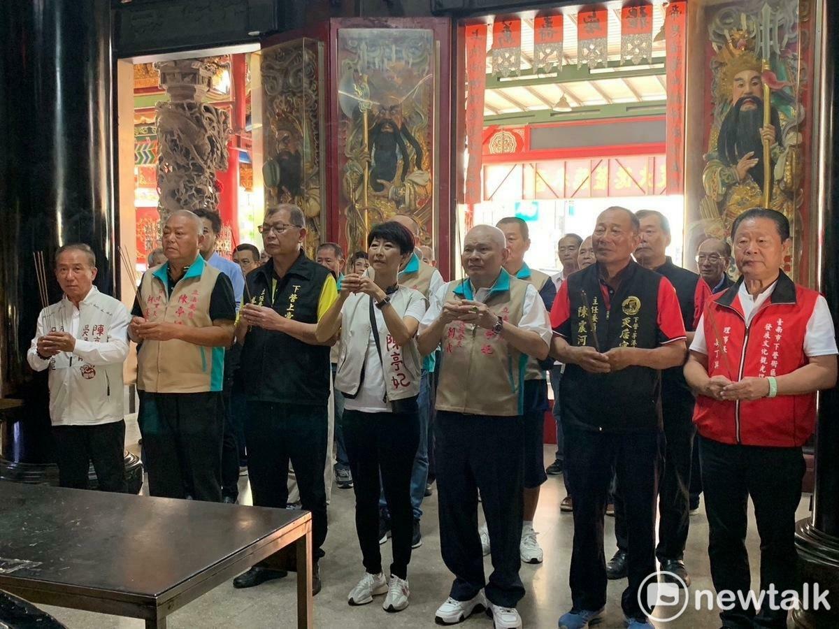民進黨黨職改選，立委陳亭妃憑藉個人實力當選中常委，隨即宣布將馬不停蹄展開走遍台南37區的傾聽之旅，今日第一站從歷史悠久的下營上帝廟開跑，同時藉著「下營」的台語諧音「會贏」，象徵贏得台南第一的好兆頭。 圖：陳亭妃服務處提供
