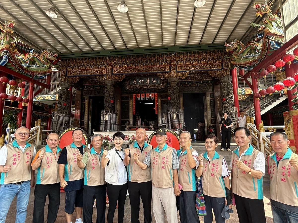陳亭妃展開台南37區的傾聽之旅，第一站從下營上帝廟開跑，南市議員吳通龍、上帝廟主委姜金利、天后宮主委陳震河、下營區後援會會長馮朝義、下營商圈理事長姜丁興、里長聯誼會會長柯玉堂、下營東興國小家長會長高建楠、下營里長姜協成、仁里里長姜美芬、宅內里長曾進發、後街里長洪丙丁、新興里長林秉融、營前里長姜忠志、西連里長林文祥、茅營里長馮政凱、大吉里長李宗益、紅甲里長顏榮泰、開化里長王清得等人都出席陪同。 圖：陳亭妃服務處提供