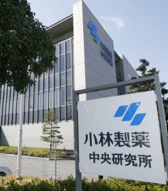 日本知名製藥企業小林製藥因紅麴成分保健食品已累計81個死亡個案，小林製藥高層今(23)日做出重大人事調整決定。 圖：翻攝自小林製藥官方網站
