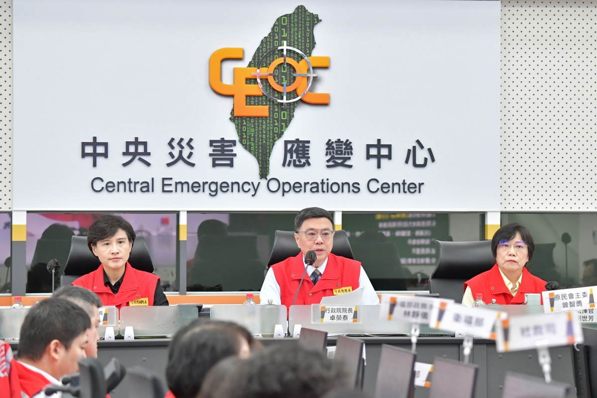 行政院長卓榮泰及副院長鄭麗君今（23）天視導凱米中央災害應變中心第1次工作會報暨情資研判會議。 圖：行政院提供