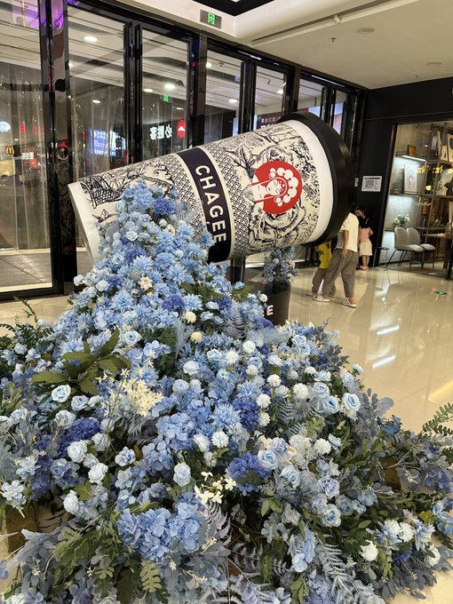 近期中國國內一名男子在購買了「霸王茶姬」的茶飲後，覺得飲品的味道不太對，向店家給出差評。沒想到，店家派遣店員登門拜訪，要求刪除評論。 圖：翻攝自 @yousayluvme_ X 帳號