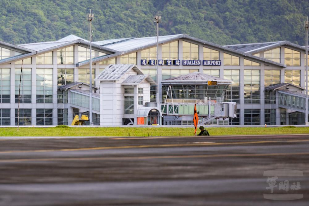 官兵架設機動千呎牌。 圖：軍聞社提供