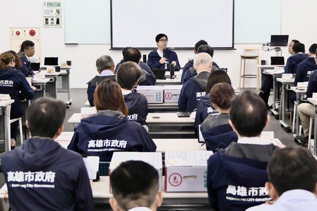 陳其邁(中)在市政會議督促各局處嚴正以待凱米颱風。 圖：高雄市政府/提供