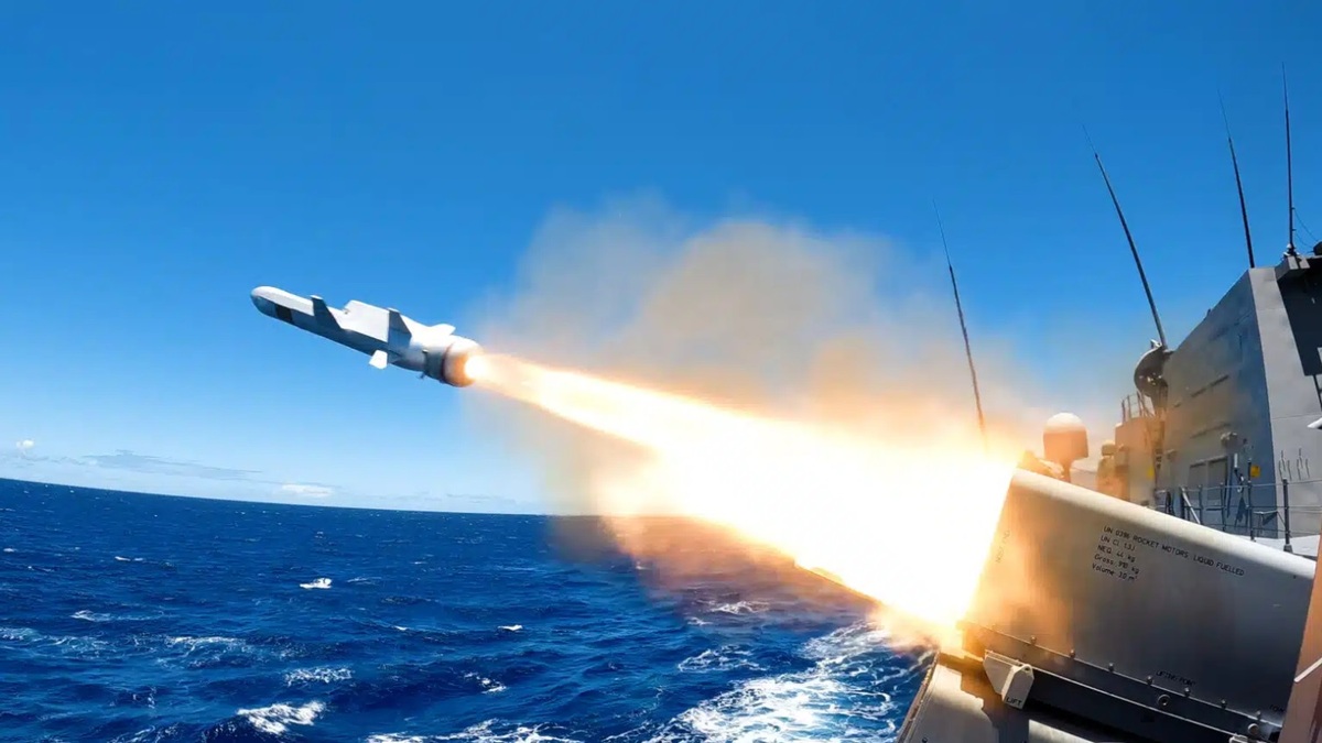 澳洲皇家海軍霍巴特級驅逐艦「雪梨號(DDG-42)」，首次成功發射「海軍打擊飛彈」(NSM)。 圖：翻攝 Defence Australia官網