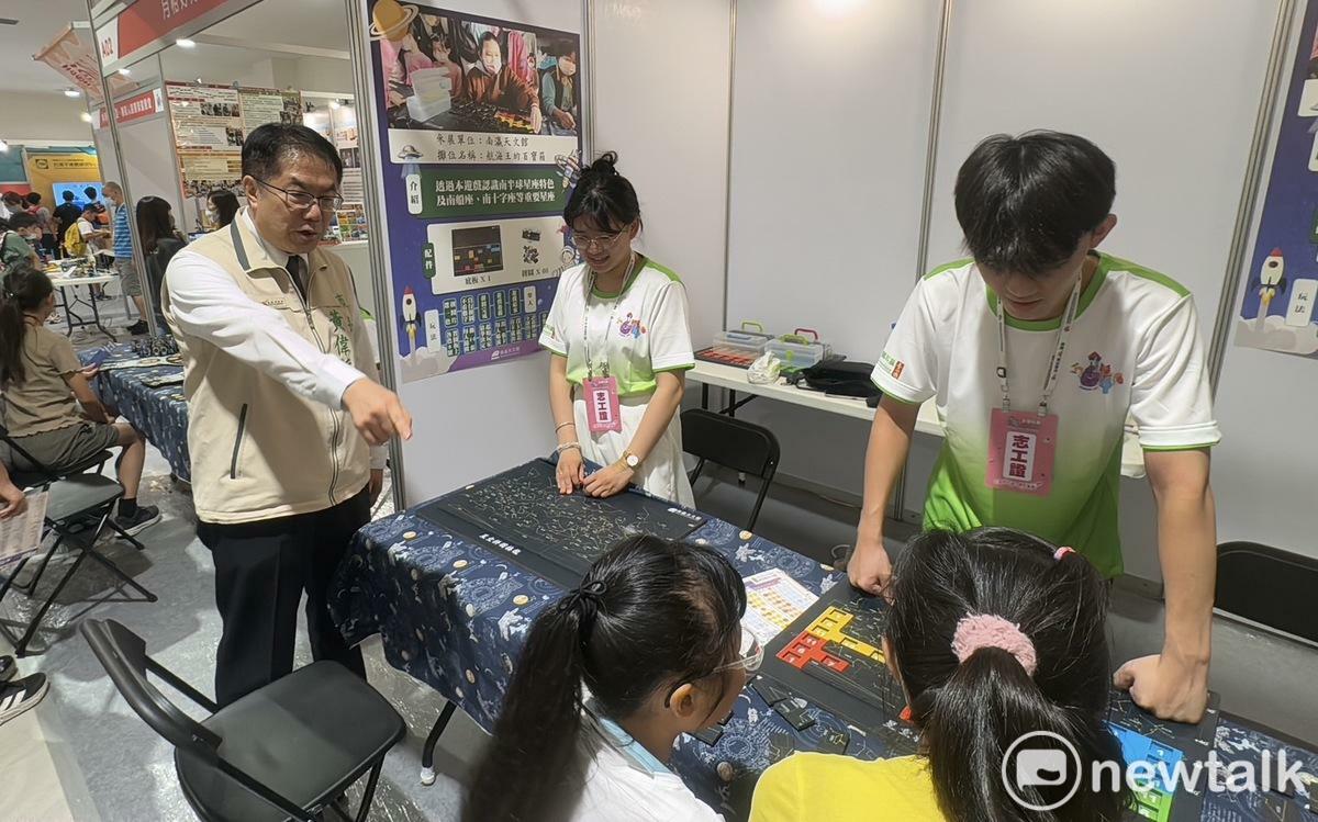 台南市長黃偉哲視察全國中小學科展，並與參與的學生們親切互動。 圖：台南市政府提供