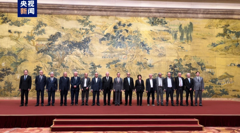 巴勒斯坦各派代表站在一起合影。 圖：翻攝自央視新聞