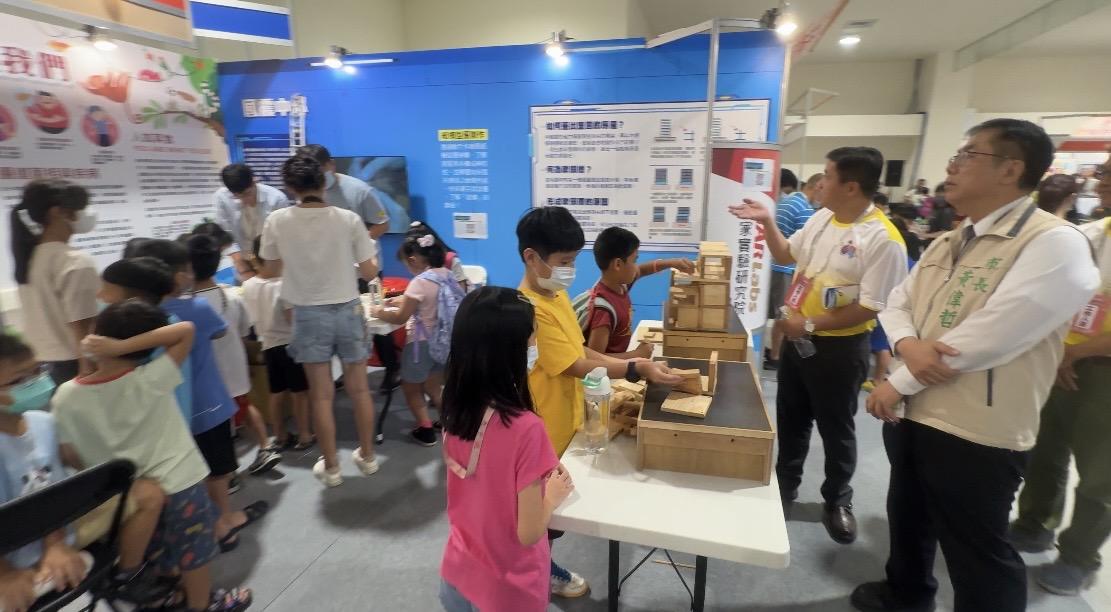 台南市長黃偉哲視察全國中小學科展，並與參與的學生們親切互動。 圖：台南市政府提供