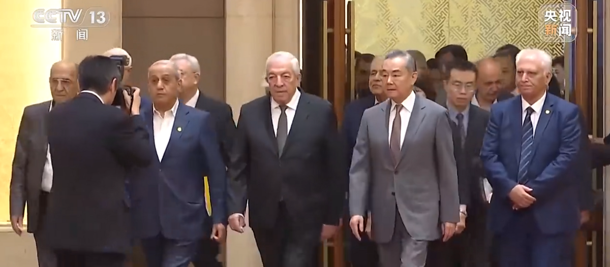 巴勒斯坦各派別代表與中國外交部長一起從某棟建築物走出。 圖：翻攝自央視新聞