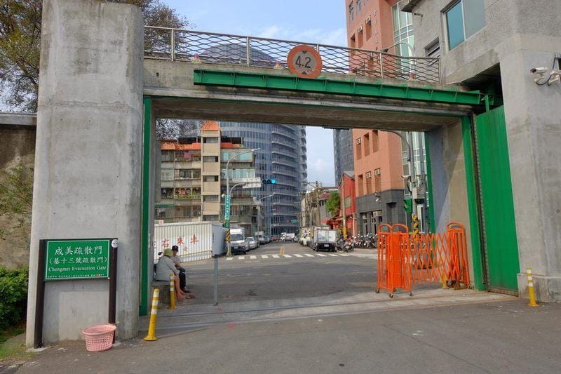 台北市水利處提醒停放於堤外的車輛儘速駛離，疏散門及越堤道路實施「只出不進」起4小時開始拖吊作業。 圖：翻攝自台北市政府水利工程局
