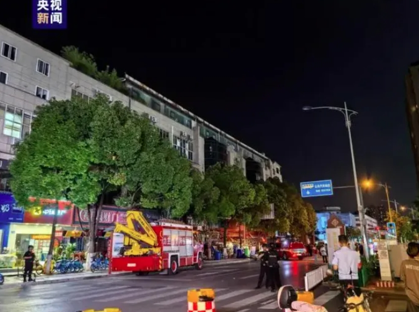事故現場警消到場搶救 圖 : 翻攝自央視新聞