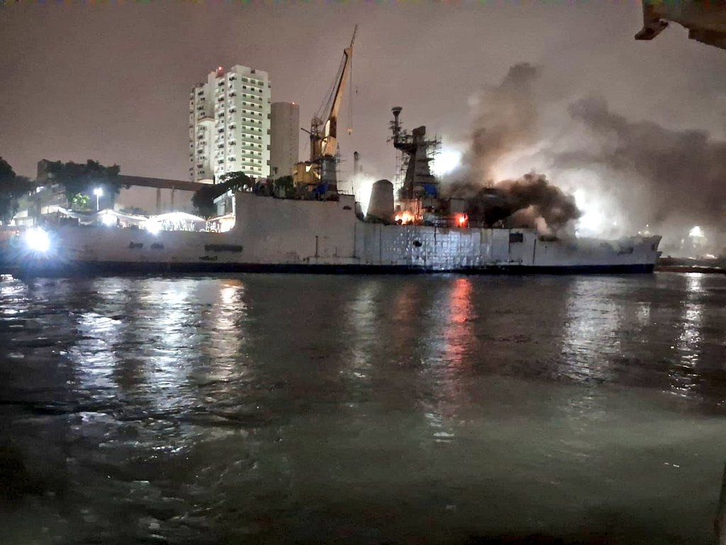 印度海軍的布拉馬普特拉號飛彈巡防艦在 21 日晚間，於孟買海軍造船廠整修時突然起火。 圖：翻攝自 @b737m X 帳號