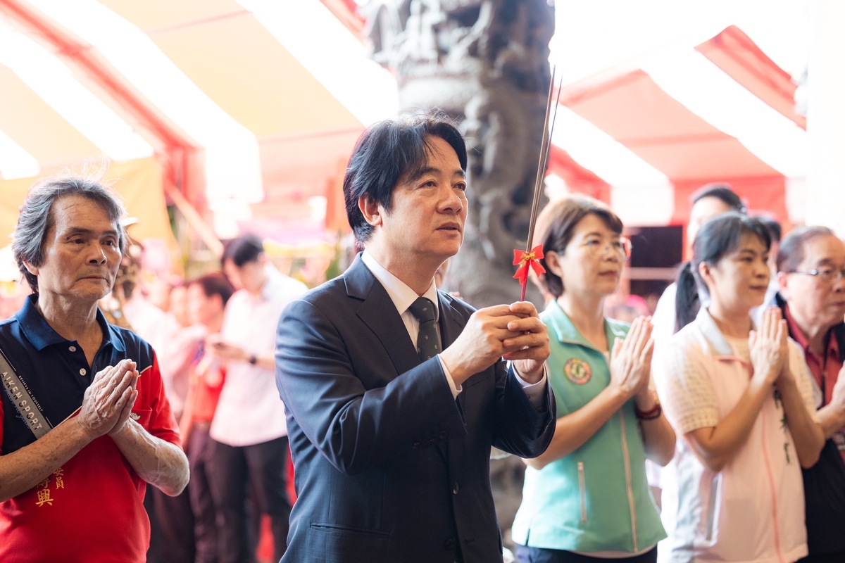 總統賴清德前往彰化大庄慈雲寺參香祈福。 圖：總統府提供