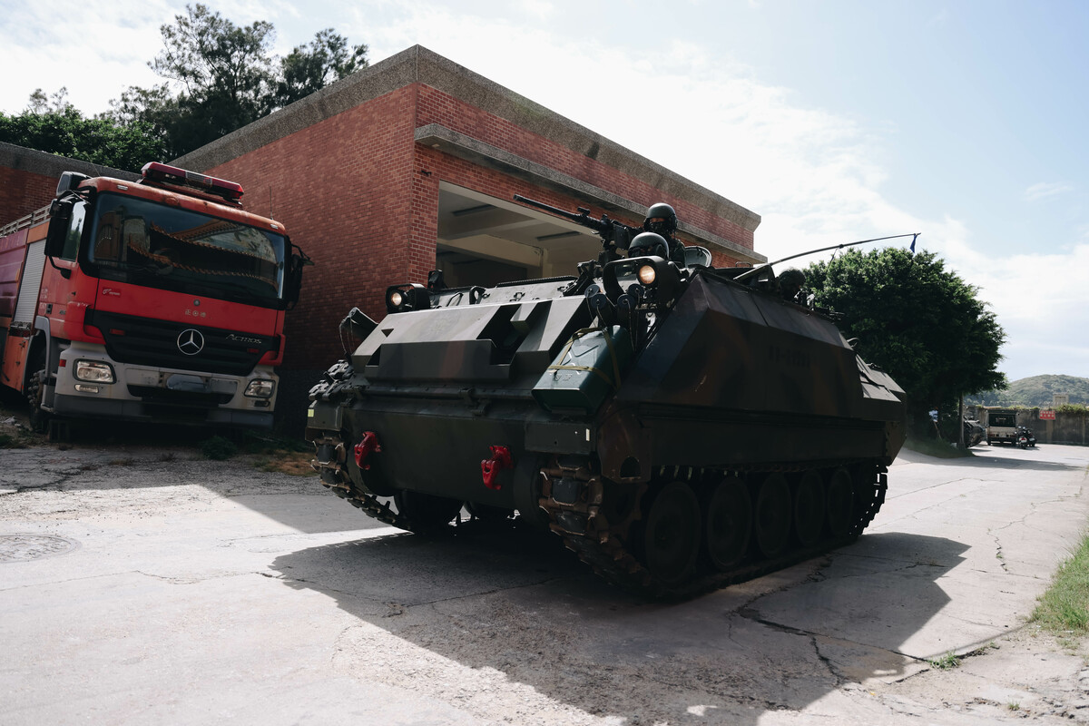 馬防部官兵駕駛CM21裝甲車，前往防護目標位置。 圖：軍聞社提供/青年日報記者袁銘駿攝