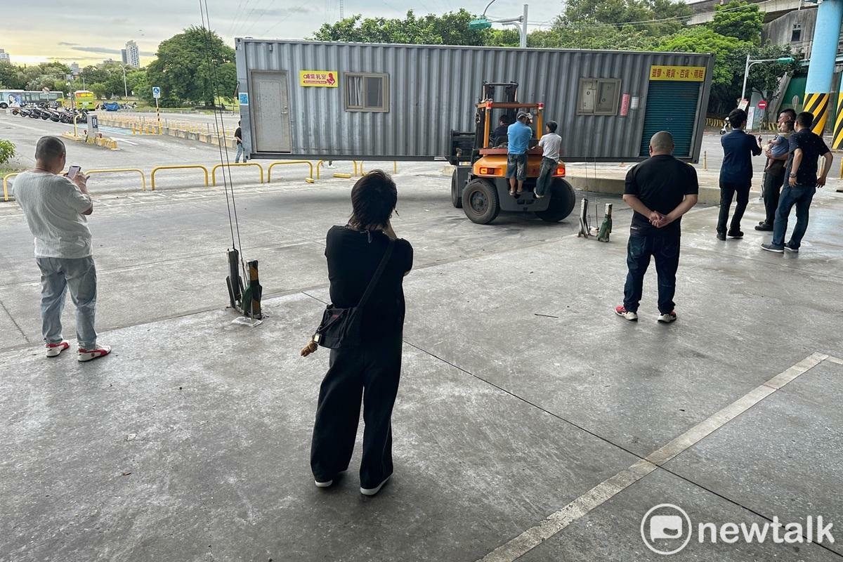 位在新店溪堤防外的台北魚類批發市場在氣象署發布凱米颱風海上陸上警報後，將批發市場內的大型貨櫃，用貨車運到基隆的貨櫃集散地，台北魚類批發市場也因凱米颱風來襲，24、25兩日也將休市。 圖：張良一/攝