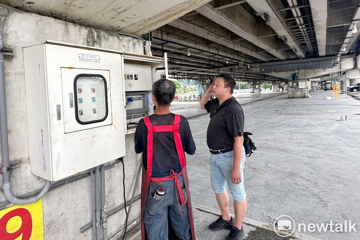 位在新店溪華中橋下的台北魚類批發市場因凱米颱風來襲，工作人員將市場內的相關設備撤離並關閉所有電源，魚市也因颱風，24、25兩日將休市。 圖：張良一/攝