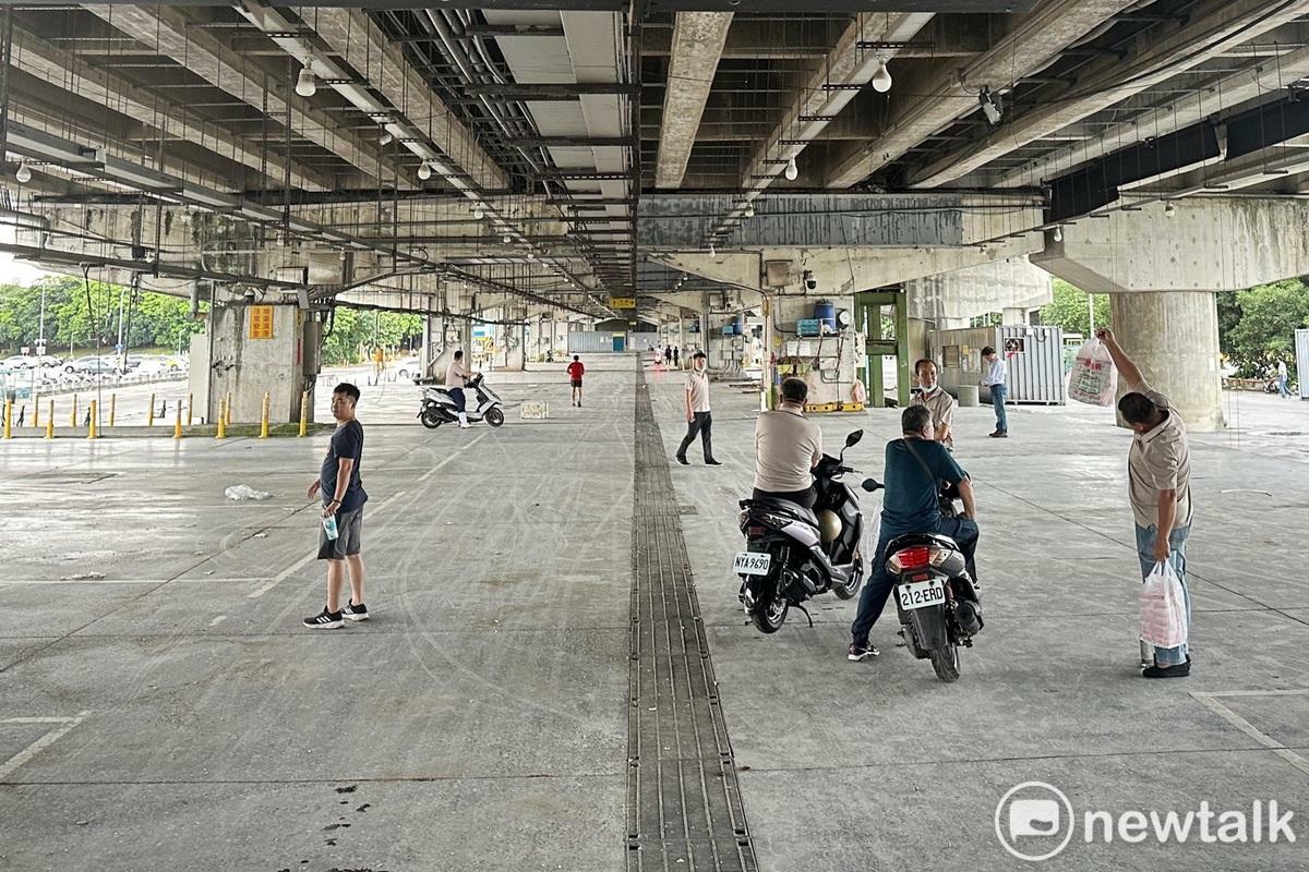 位在華中橋下的台北魚類批發市場，因凱米颱風來襲，相關設施全數撤離後，整個批發市場顯得相當空曠。 圖：張良一/攝