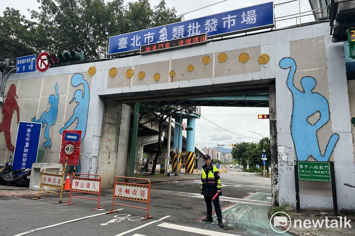 下午五點半過後，警方在新店溪水門管制人車只出不入。 圖：張良一/攝