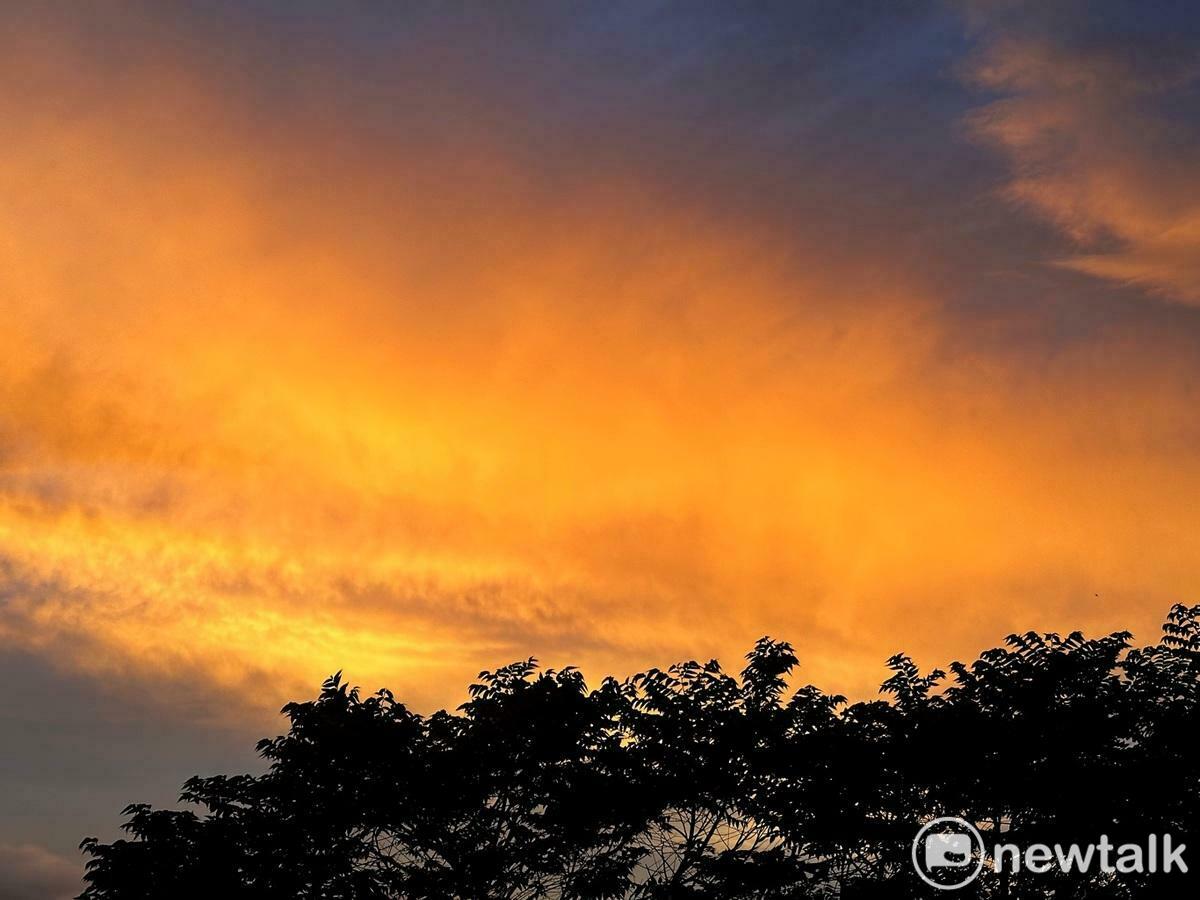 凱米颱風來襲前天空出現泛紅的雲層，暗示著今年第一個侵襲台灣的凱米颱風即將來到。 圖：張良一/攝