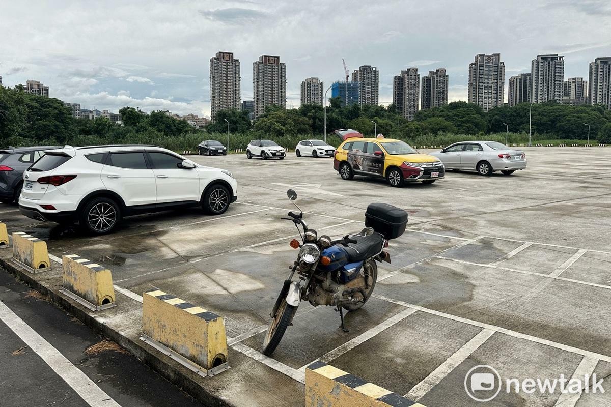 傍晚六點，新店溪堤防外的停車場仍有少數車輛未移走。 圖：張良一/攝