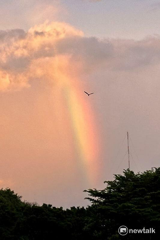 凱米颱風來襲前天空出現泛紅的雲層和彩虹，暗示著今年第一個侵襲台灣的凱米颱風即將來到。 圖：張良一/攝