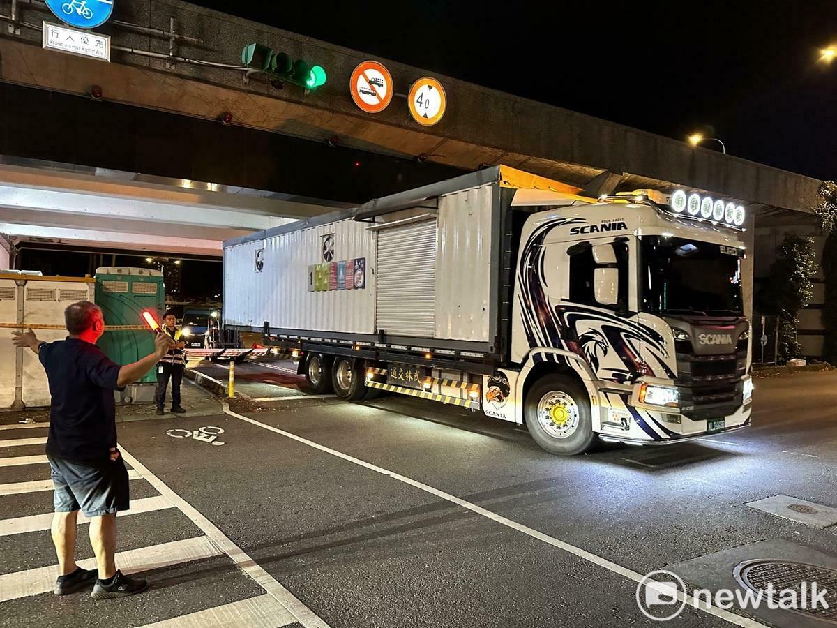 晚間八點，工作人員用貨車將新店溪水門外的相關遊憩設施拖離新店溪行水區。 圖：張良一/攝