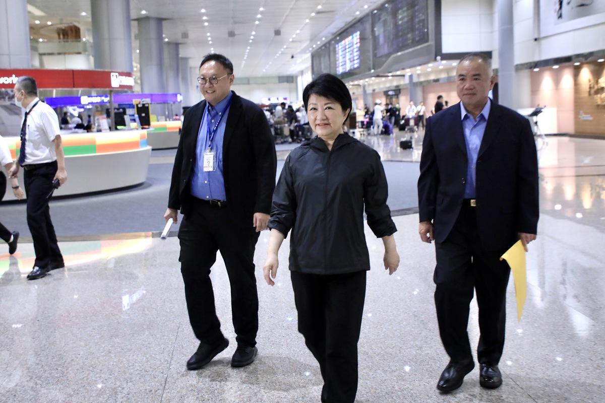 台中市長盧秀燕赴美5小時又返台，副市長鄭照新離開防災中心接機，引發論戰。 圖：台中市政府／提供