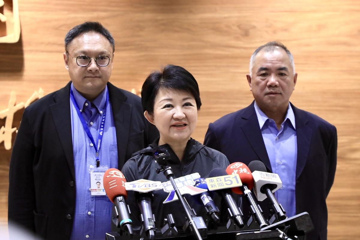 盧秀燕還未返台前，由副市長鄭照新坐鎮指揮中心，今天凌晨再趕到機場接機。 圖：台中市政府／提供