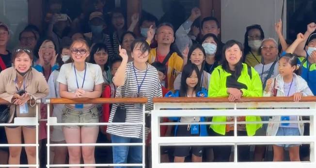 歌詩達郵輪莎倫娜號旅客高喊不滿口號。 圖：孫家銘翻攝