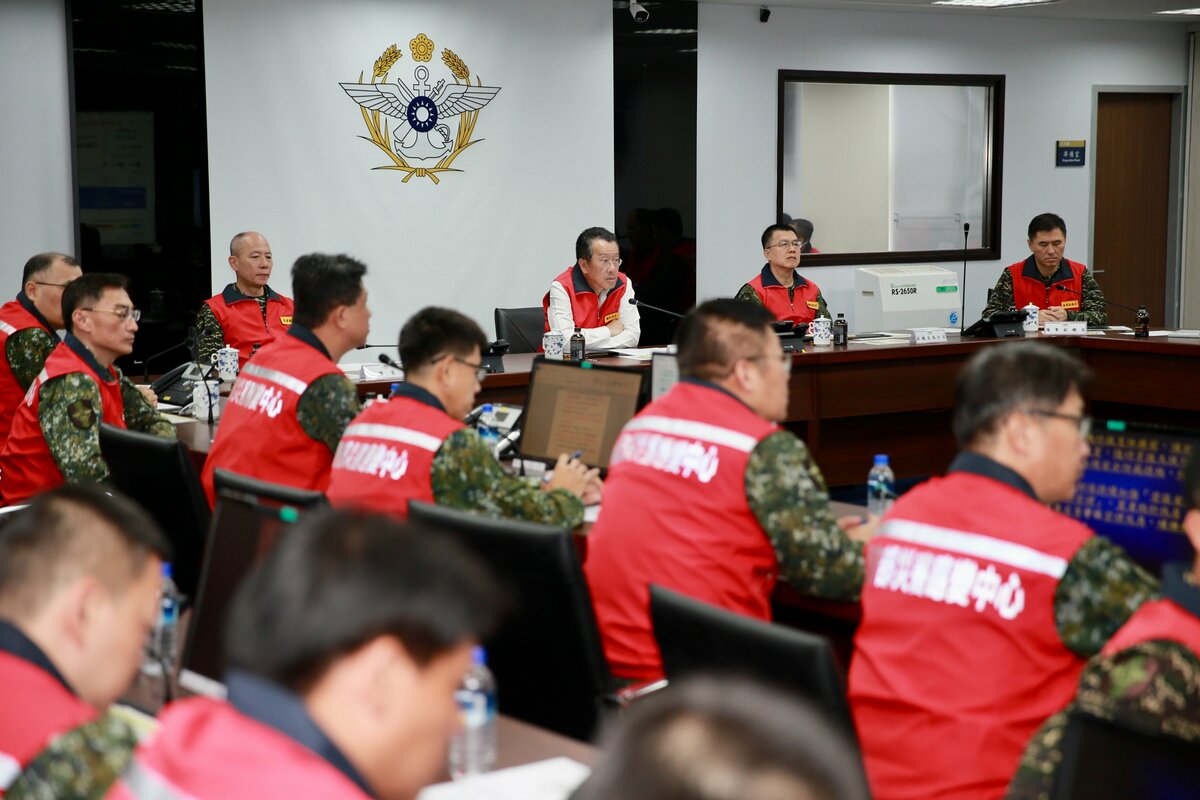 國防部長顧立雄與參謀總長梅家樹上將今天召開災防整備會議，決定後續實兵演練將以沙盤演練和兵棋推演為主，並完成災防預置兵力編組及機具整備，隨時待命投入救災工作。 圖 : 翻攝自軍聞社X帳號