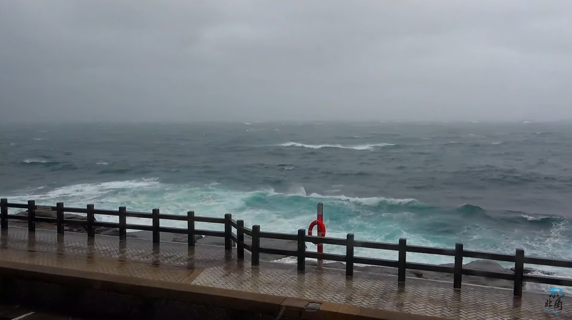 凱米颱風來襲，東北部海岸的鏡頭君們嚴陣以待，圖為鼻頭角即時影像。 圖：翻攝自necoast nsa／YouTube