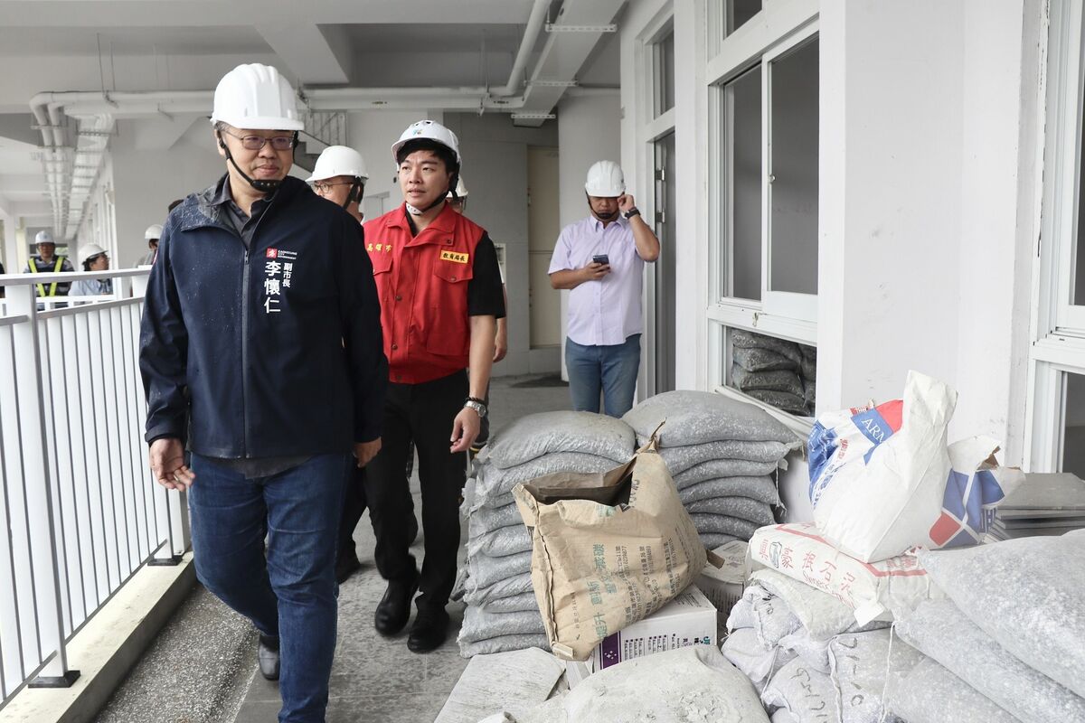 李懷仁(左一)視察旗津國中老舊校舍工程防颱整備情形。 圖：高雄市教育局／提供
