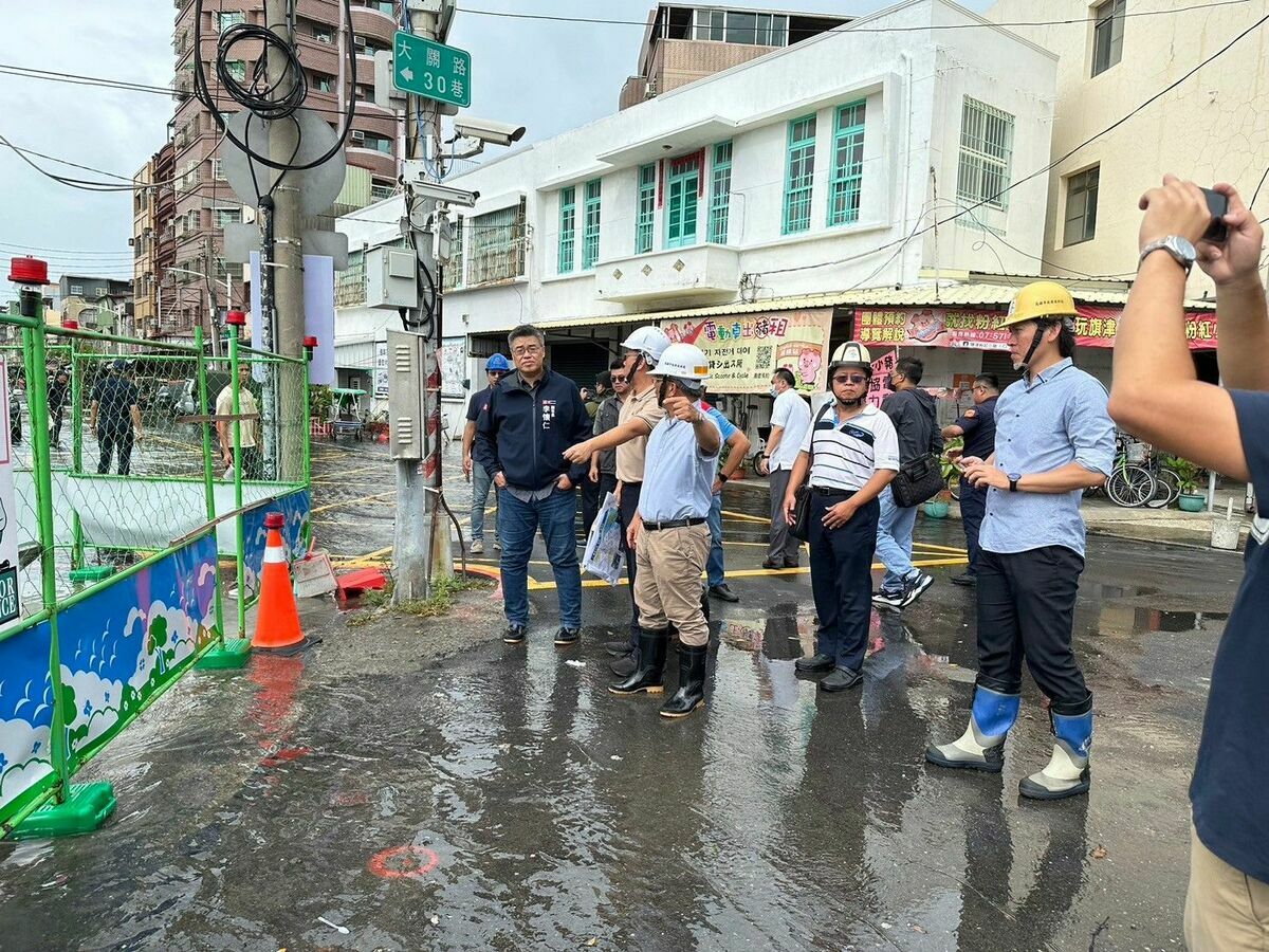 李懷仁(左一)視察旗津地區抽水機、閘門等設施。 圖：高雄市教育局／提供