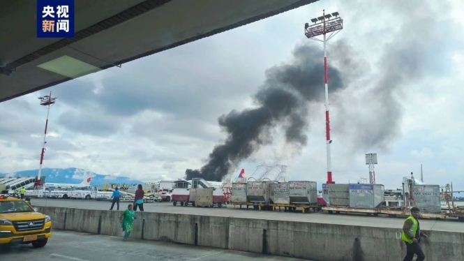 尼泊爾太陽航空公司的一架客機今 ( 24 ) 日在加德滿都特里布萬 ( TIA ) 國際機場墜毀。 圖 : 翻攝自央視新聞