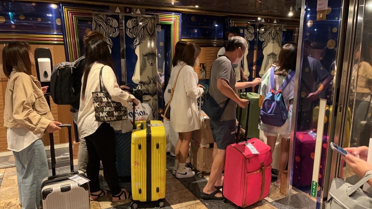 歌詩達莎倫娜郵輪旅客接受船公司協議依序下船。 圖：交通部航港局南部航務中心／提供