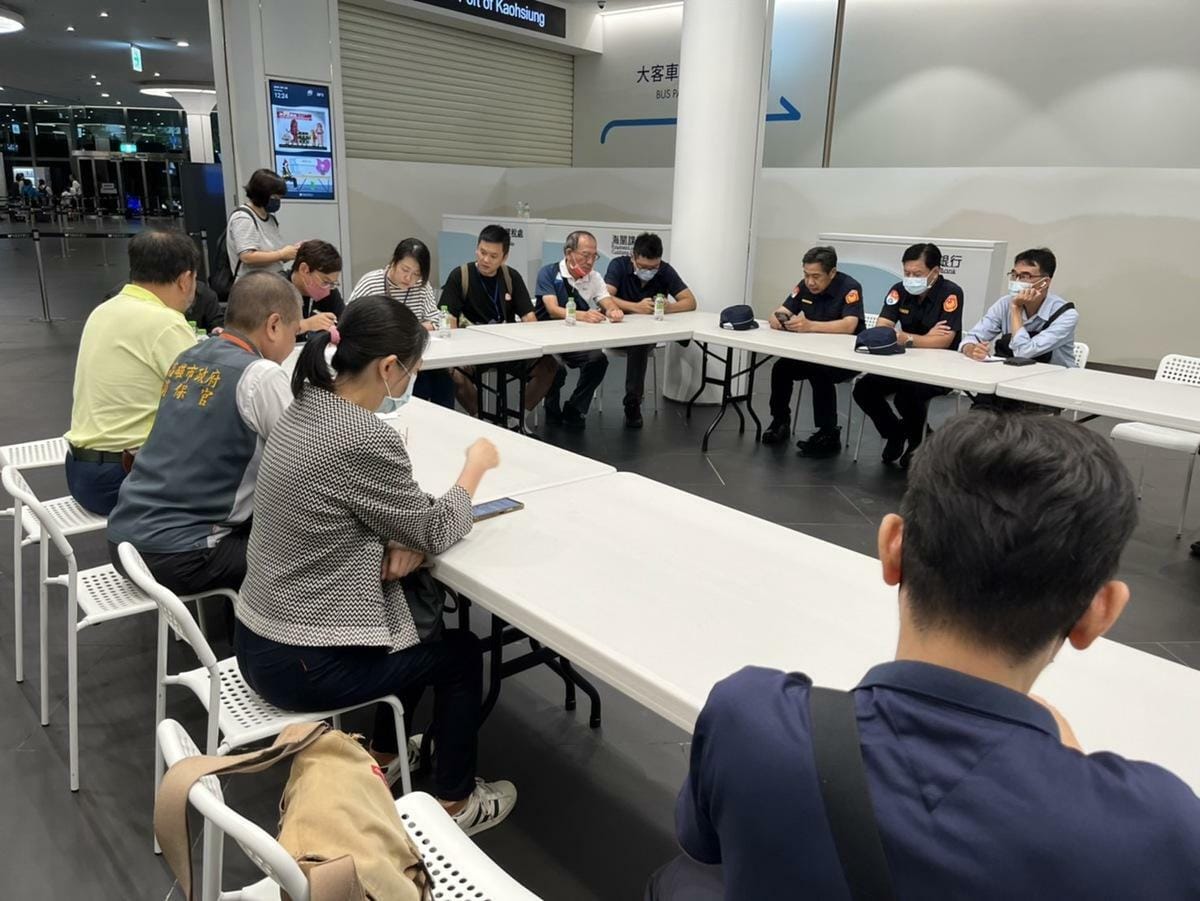 品保協會理事、消保官、台灣港務公司、船公司及旅客代表召開協調會。 圖：交通部航港局南部航務中心／提供