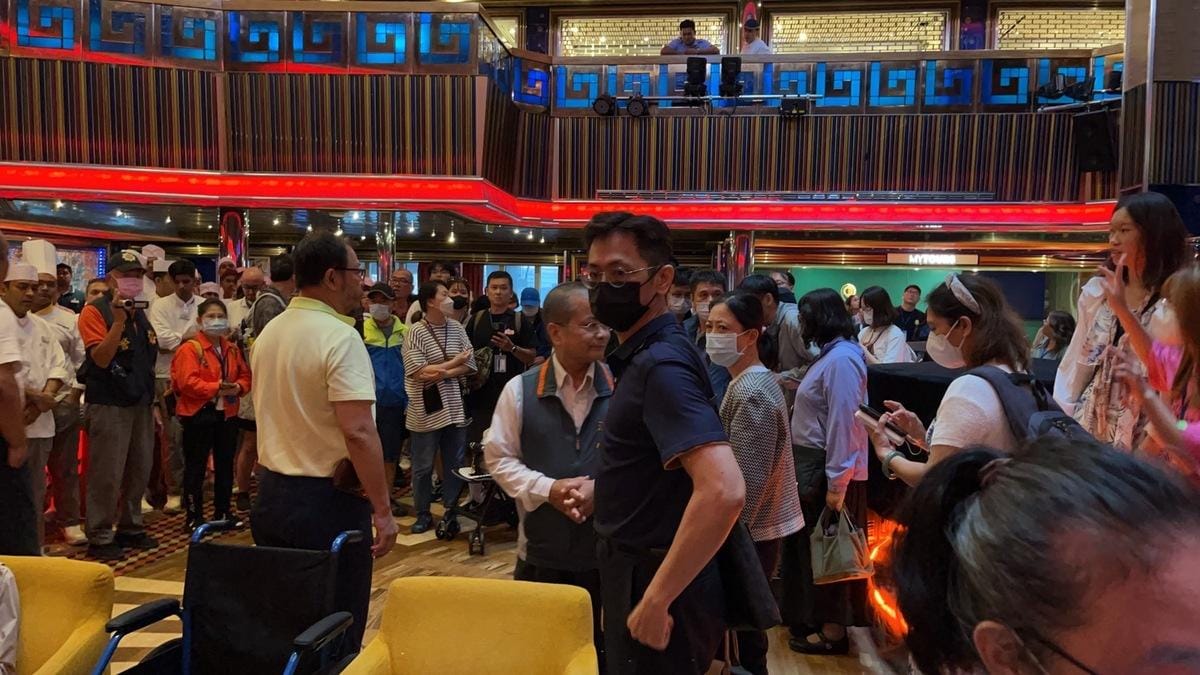 船公司代表與旅客在船上大廳溝通。 圖：交通部航港局南部航務中心／提供