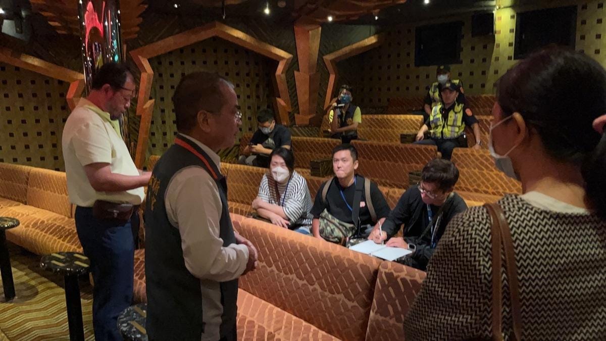 旅客代表與船公司協調後簽署離船協議書。 圖：交通部航港局南部航務中心／提供