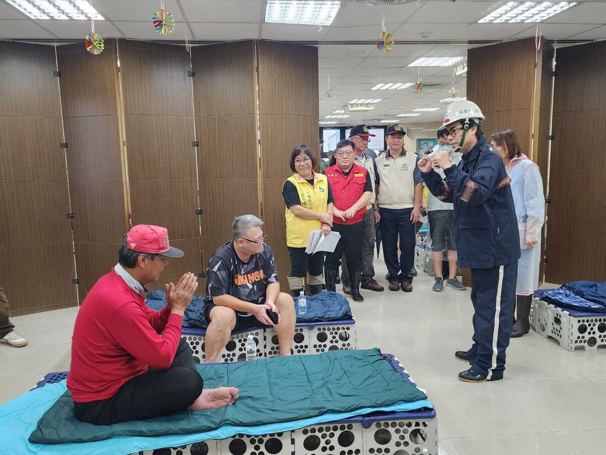 陳其邁(右二)赴原鄉為暫時撤離家園的民眾加油打氣。 圖：高雄市水利局/提供