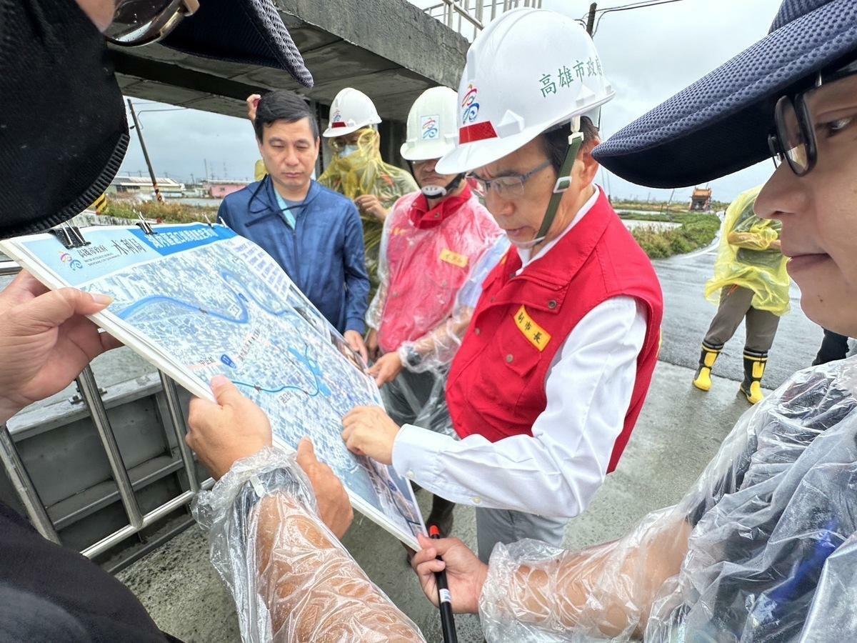 林欽榮(右二)視察水利設施整備及運作情形。 圖：高雄市水利局/提供