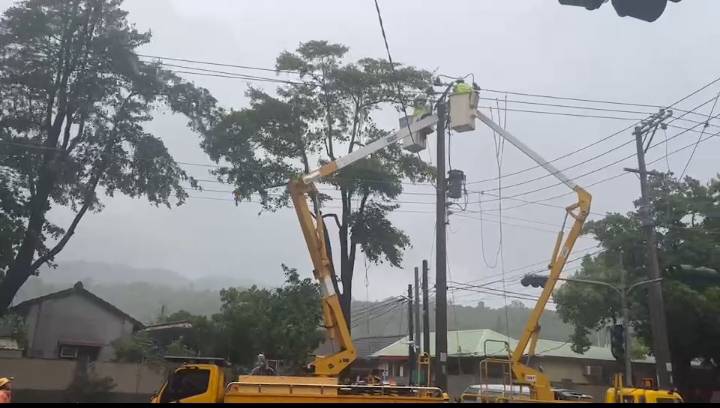 台電高雄區處派員查修停電情形。 圖：台電高雄區處／提供