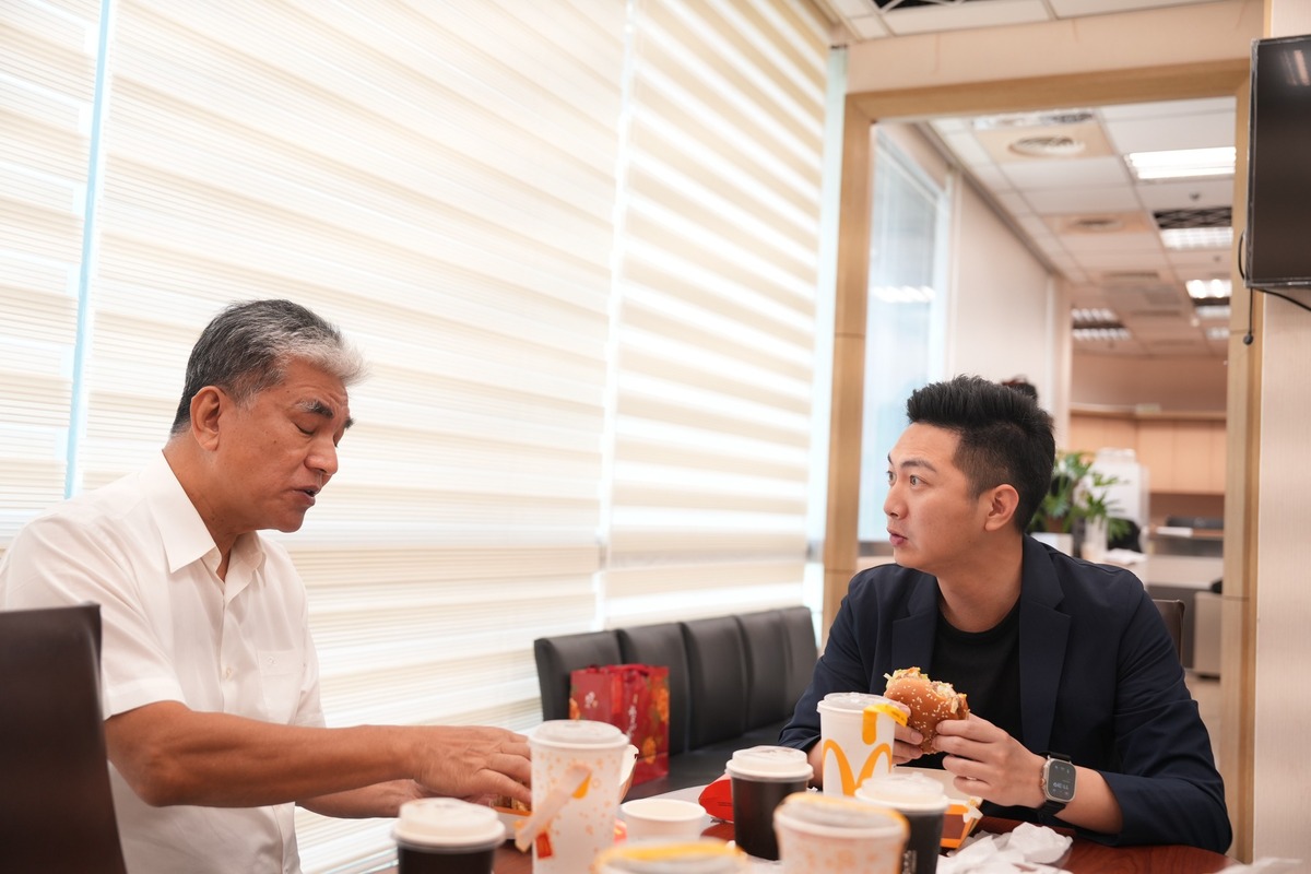 廖偉翔與李鴻源會面大談中華文化。 圖：翻攝廖偉翔臉書