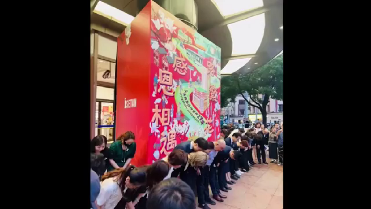 本月初上海梅龍鎮伊勢丹閉店的影片在網上流傳，日方高層以最尊敬的禮儀迎送每位賓客。 圖 : 翻攝自影片