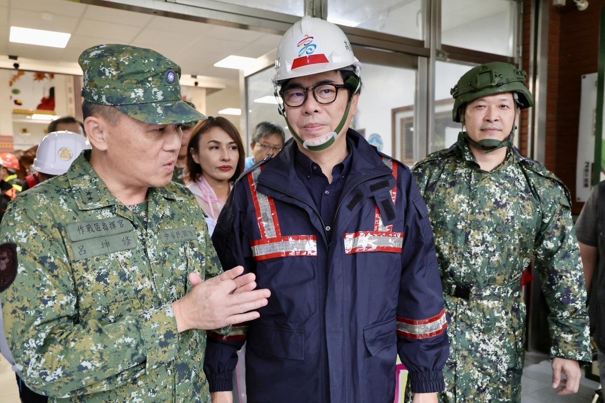 陳其邁(中)表示這次山區預防性撤離措施比以往嚴格。 固：高雄市政府/提供