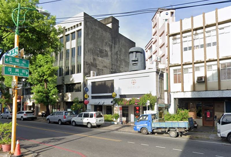 「巨型摩艾像」是花蓮一間咖啡店的巨型裝置藝術。 圖：翻攝Google map