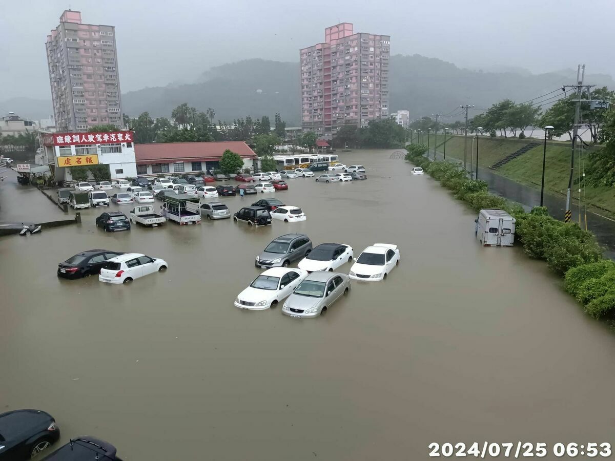 南投市區多處發生淹水，其中一處駕訓班的多台汽車被水淹沒，積水達到車輛半個輪胎的高度。 圖 : 翻攝自南投人聊天室2.0臉書