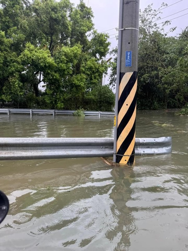 原本的溪流已經漫溢至道路上，網友震驚表示「這不是溪嗎？怎麼滿成這樣啊？」 圖 : 翻攝自【爆廢公社公開版】臉書