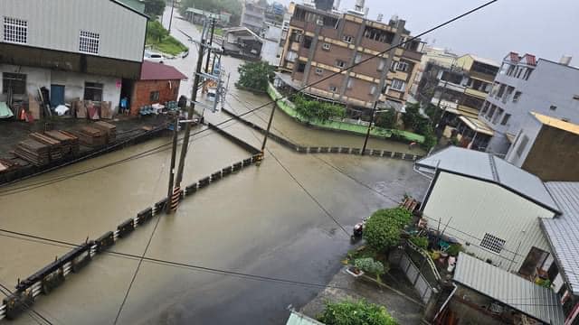 住宅區的積水情況同樣嚴峻，道路幾乎被完全淹沒。 圖 : 翻攝自【爆廢公社公開版】臉書