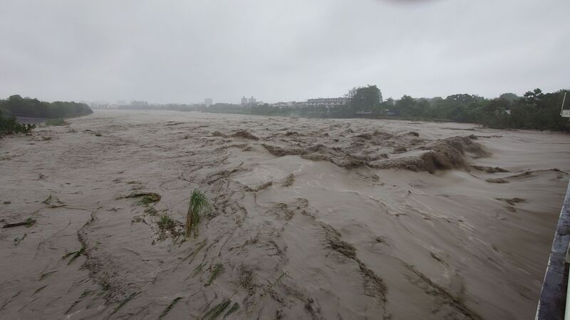 颱風凱米為嘉義縣帶來大雨，造成八掌溪水暴漲溢堤，中埔與嘉義市交界溪段，溪水高度已接近堤岸。 圖：中央社
